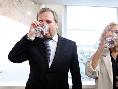 Carmena y Carmona antes de la rueda de prensa.