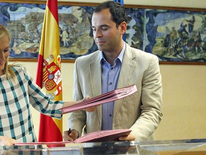 Cristina Cifuentes durante el pacto con Ignacio Aguado.