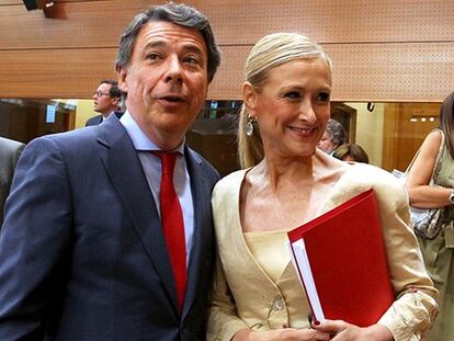 Cifuentes, amb Ignacio González en la primera jornada del ple d'investidura a l'Assemblea de Madrid.