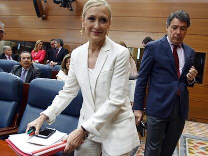 Cifuentes con Ignacio González en la segunda jornada del pleno de investidura en la Asamblea de Madrid.