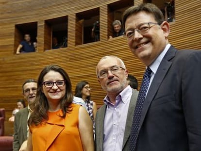 Ximo Puig, en primer plano, con Mònica Oltra y Antonio Montiel.