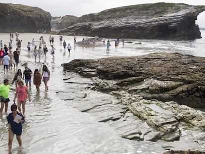 Turistas en la playa de As Catedrais, el pasado sábado.