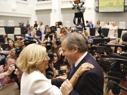 Manuela Carmena junto a el socialista Antonio Carmona