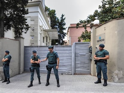 Agentes de la Guardia Civil en la sede de Teyco. Foto: Juan Barbosa