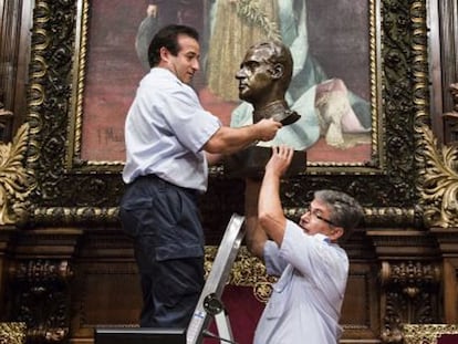 The bust of Juan Carlos I is removed on Thursday.