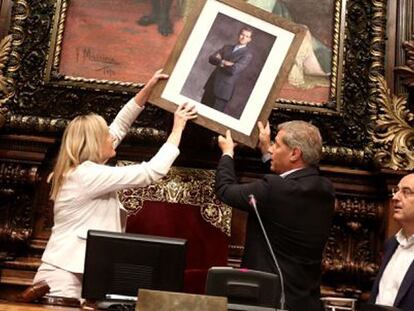 Fernández Díaz, colocando el retrato de Felipe VI