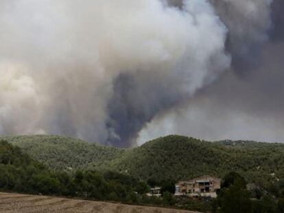 La columna de humo del incendio de Ódena.