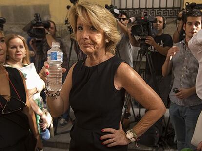 Esperanza Aguirre antes de su comparecencia.