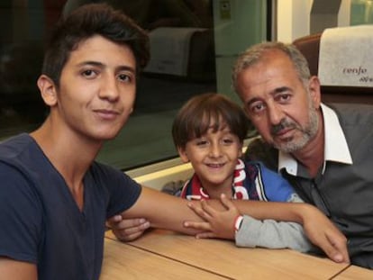 Mohsen com seus dois filhos no trem a Madrid.
