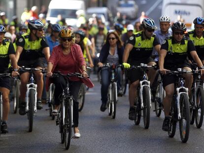 Manuela Carmena monta en bicicleta por el centro de Madrid.