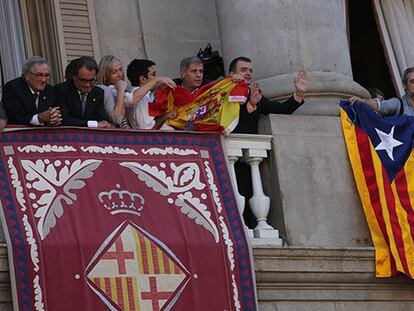 Guerra de banderas en el Ayuntamiento de Barcelona