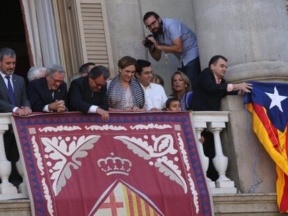 Guerra de banderas en el Ayuntamiento de Barcelona.