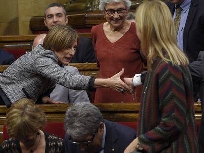 Carme Forcadell saluda a Artur Mas en el Parlament.