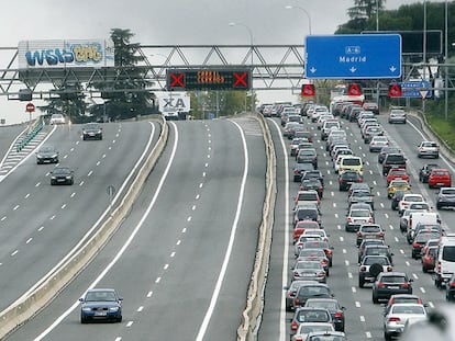 El carril bus-VAO despejado, con la A-6 colapsada.