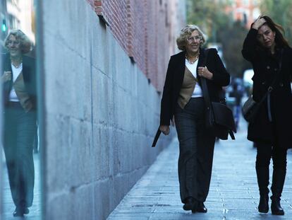 Manuel Carmena, por una calle de Madrid.