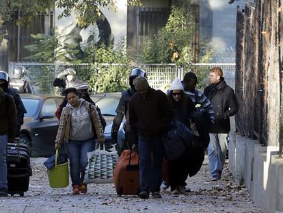 Desalojados del San Juan Evangelista se llevan sus pertenencias.