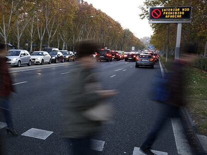 Cartel informativo hoy en la Avenida de la Ilustracion de Madrid. / LUIS SEVILLANO