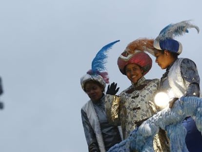 Cabalgata de Ciudad Lineal, celebrada el lunes, en la que una mujer (en el centro) representa a Baltasar. / Luis Sevillano