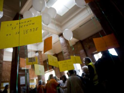 Protesta en Vall d'Hebrón por la sanidad pública este miércoles.