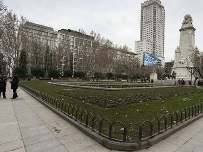 Carmena preguntará si vale la pena mantener o trasladar (dentro o fuera de la plaza) la estatua de Cervantes, don Quijote y Sancho Panza