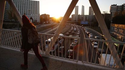 Acesso ao centro de Madri no anel viário M-30, com velocidade restrita a 70 quilômetros por hora.