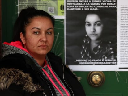 Esther Gabarre en la sede de la Asociación de Vecinos de Manoteras, en el distrito de Hortaleza.