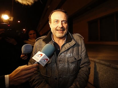 Uno de los detenidos, Vicente Burgos, en libertad, tras declarar ante el juez.