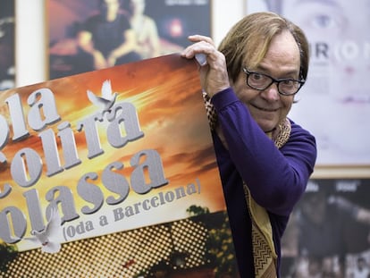 Ventura Pons, amb el cartell del documental 'Cola, Colita, Colassa'.