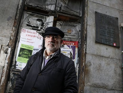 Alejandro Ruiz Huerta, superviviente de la matanza, en la puerta del edificio.