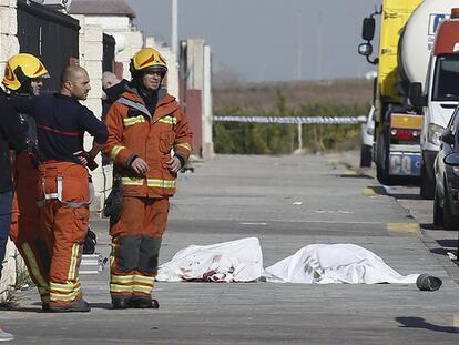 Los servicios de emergencia, junto a los dos cadáveres en Algemesí.