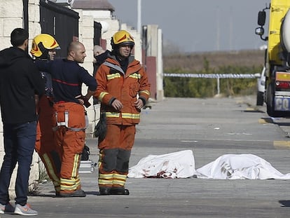 Los servicios de emergencia, junto a los dos cadáveres en Algemesí.