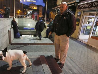 Un hombre con su perro en la boca de METRO de Usera.