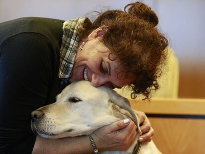 La invidente agredida junto a su perro.