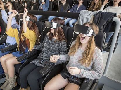 Demostración de realidad virtual en la céntrica plaza de Catalunya de Barcelona. / La huelga de metro transcurre sin incidentes.
