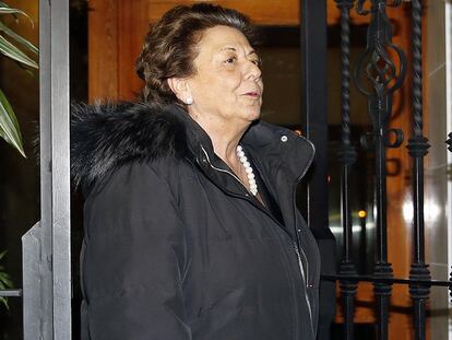La senadora y exalcaldesa de Valencia Rita Barberá a la entrada de su casa.