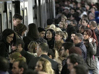 Viajeros en el metro de Barcelona.