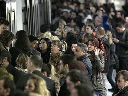 Viajeros en el metro de Barcelona.