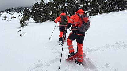 Bomberos de Castellón durante las labores de busqueda de los tres senderistas desaparecidos en la Tinença de Benifassà (Castellón).