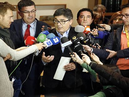 El presidente de la Comisión de Coordinación, Alfred Boix, ante los micrófonos. A la izquierda, el presidente de las Cortes, Enric Morera. MÒNICA TORRES