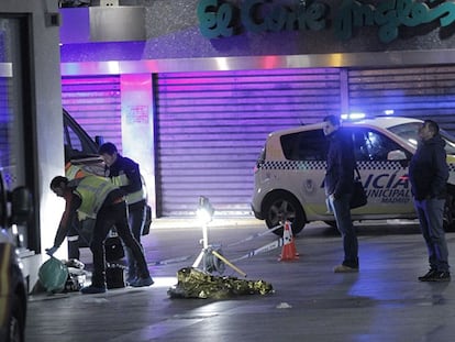 La policía en el lugar donde se produjo el crimen.