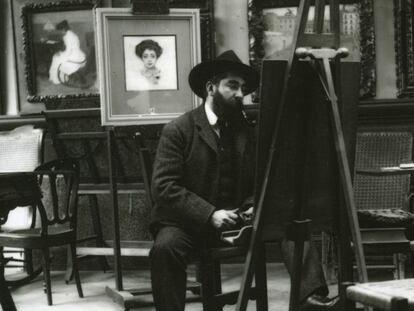 Ramon Casas, en su estudio en 1905, fotografiado por Francesc Serra.