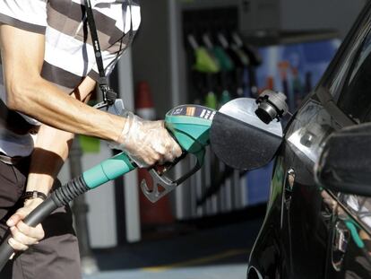 Un conductor reposta en una gasolinera de Madrid