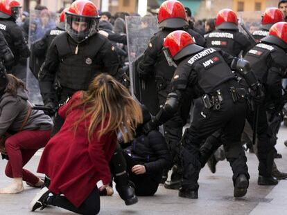 Enfrentamientos entre policía y estudiantes en Vitoria.