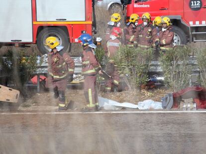 Bomberos trabajan en el accidente de autobús en Tarragona.