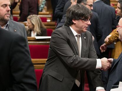 El presidente Carles Puigdemont saluda a Miquel Iceta (PSC).