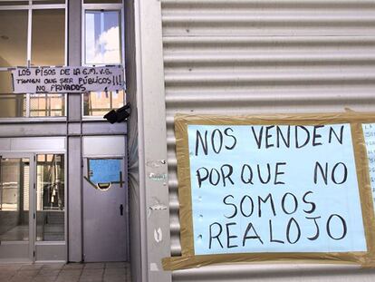 Carteles de protesta en un bloque de viviendas sociales de la EMVS en el distrito de Villaverde.