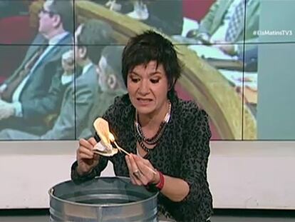 Empar Moliner crema una Constitució Espanyola a TV3