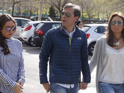 Paco González, su esposa y su hija llegan a la Audiencia de Madrid que juzga a Lorena G.F., acusada de intentar matar a la mujer del periodista. Ballesteros (EFE)