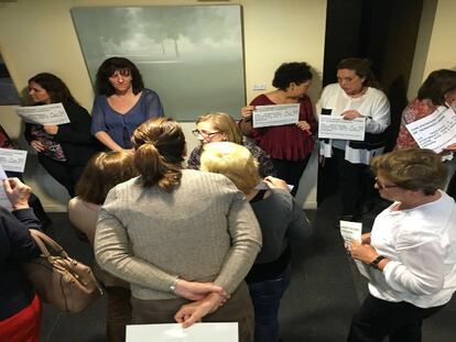 Trabajadores del Ayuntamiento de Las Rozas esperan en los pasillos al portavoz de Ciudadanos.