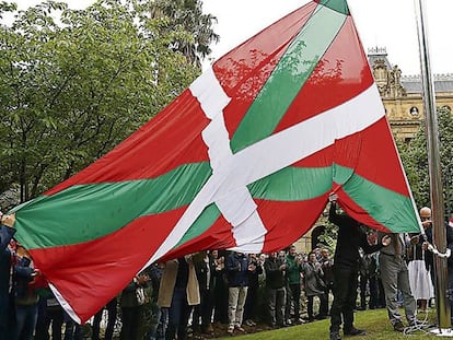 Una ikurriña en la plaza de Gipuzkoa de San Sebastián.